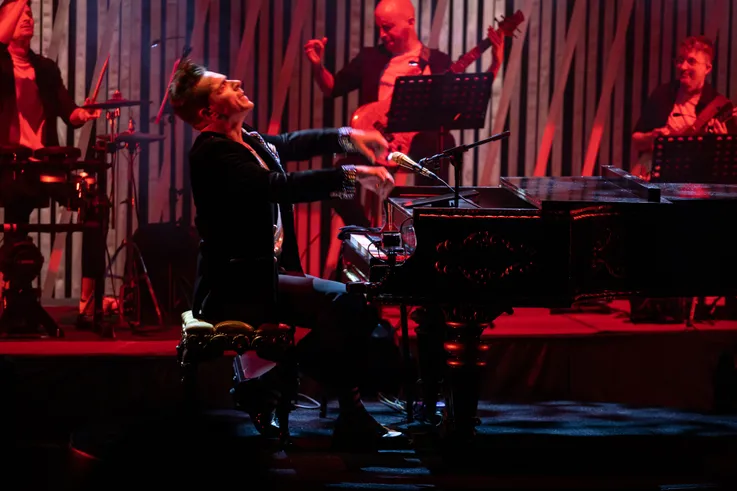 Jonathan Roxmouth: "I Love A Piano"